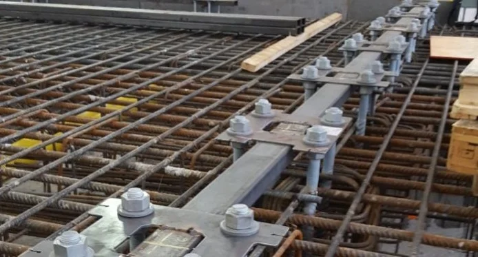 Kết cấu Thép Công nghiệp và Dân dụng: Liên kết các tấm đế cột thép chịu lực chính, các thanh giằng, và các dầm chính trong các nhà xưởng, nhà thép tiền chế. Liên kết đòi hỏi khả năng chịu cắt và chịu kéo rất lớn.