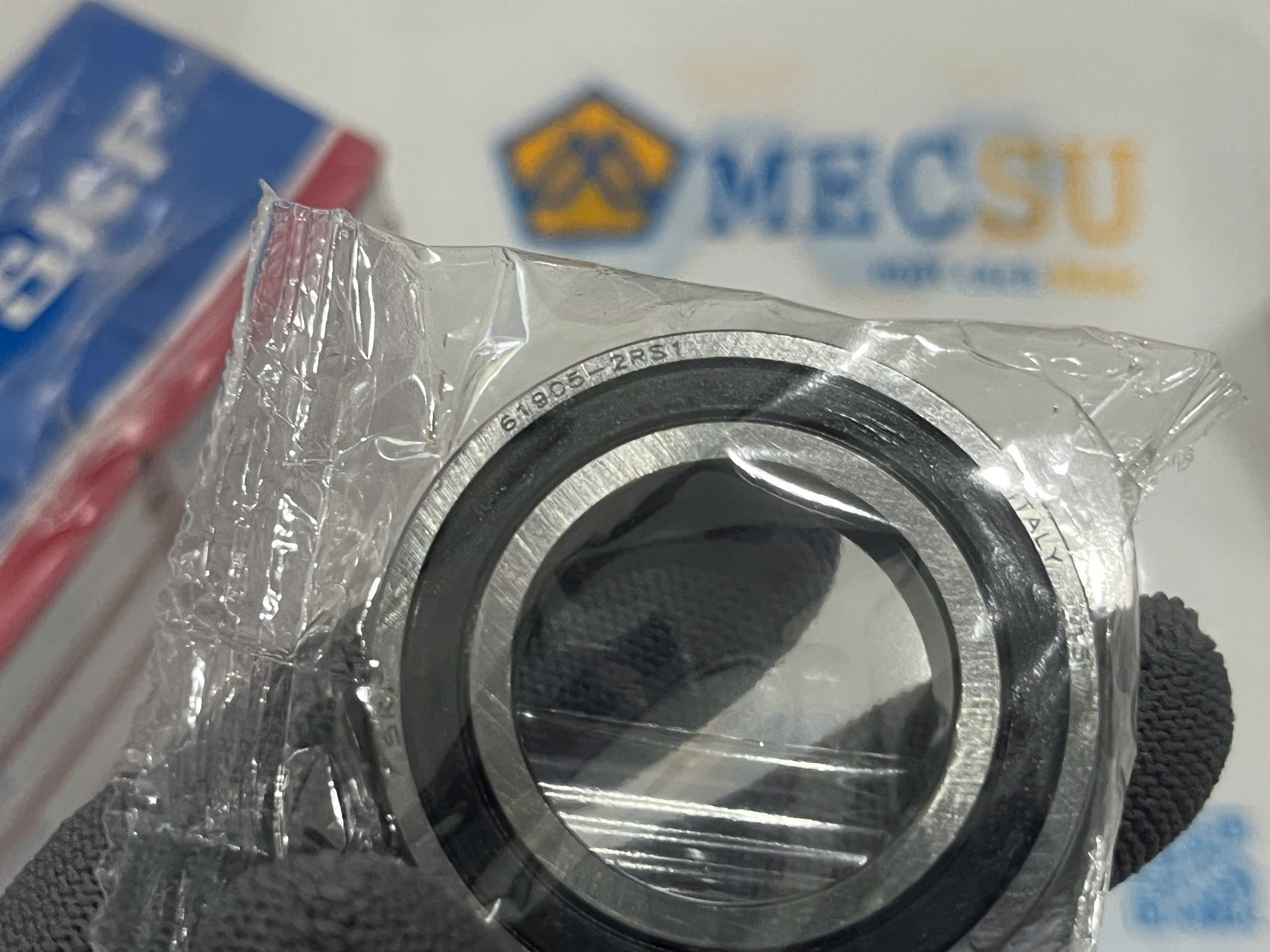 Vòng Bi Cầu Rãnh Sâu SKF 61905-2RS1 (25x42x9) phớt cao su NBR tiếp xúc hai bên, chống bụi, ảnh sản phẩm thực tế rõ nét