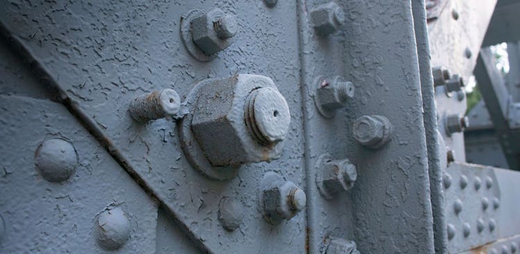 Xây dựng Công trình ngoài trời: Lắp đặt biển báo, đèn chiếu sáng, và các cấu kiện kiến trúc cần chống chịu thời tiết mà vẫn giữ được độ sáng bóng thẩm mỹ.