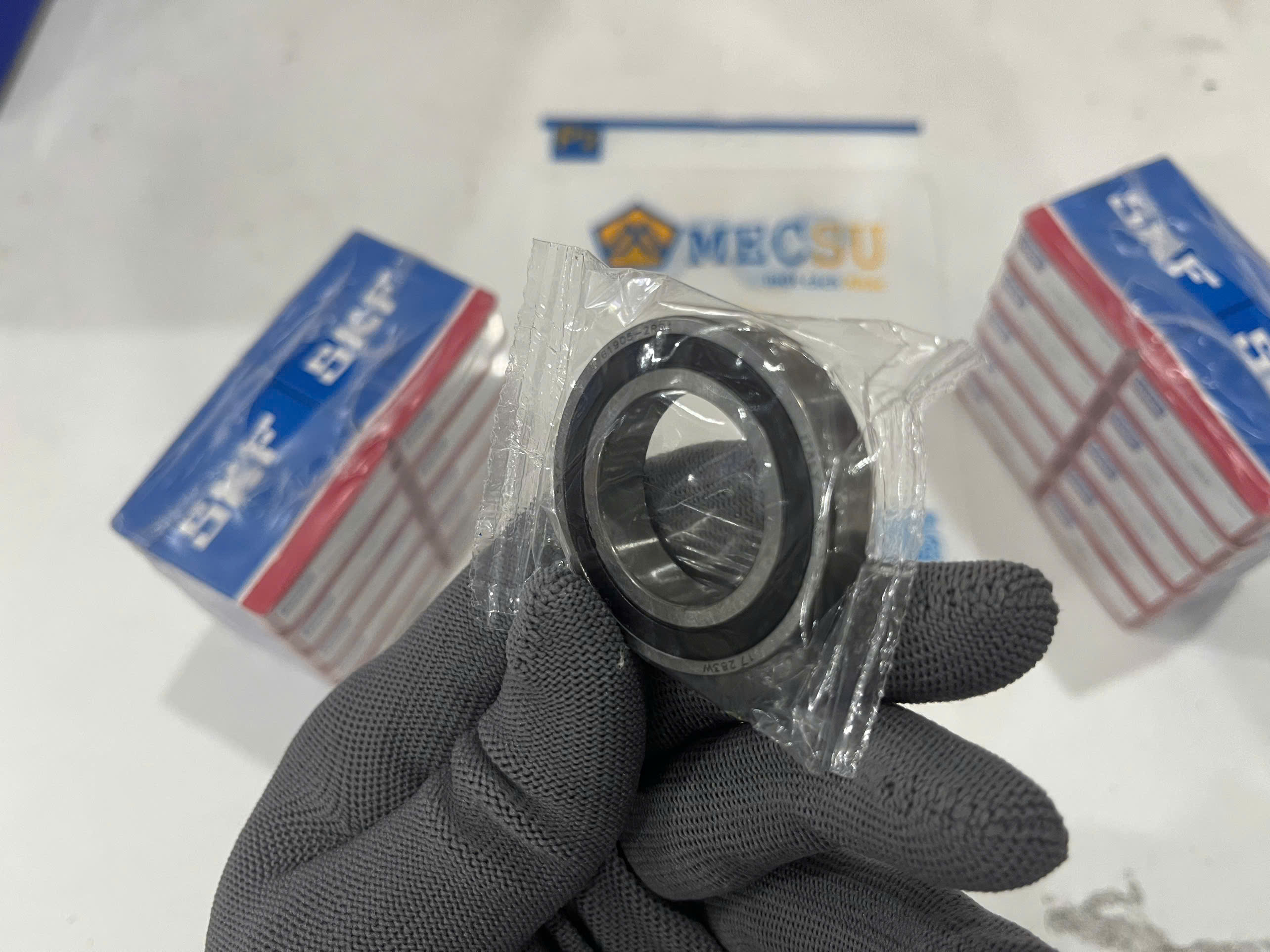 hình ảnh thực tế sắc nét vòng bi bạc đạn SKF 2 nắp chắn cao su được bán tại Mecsu