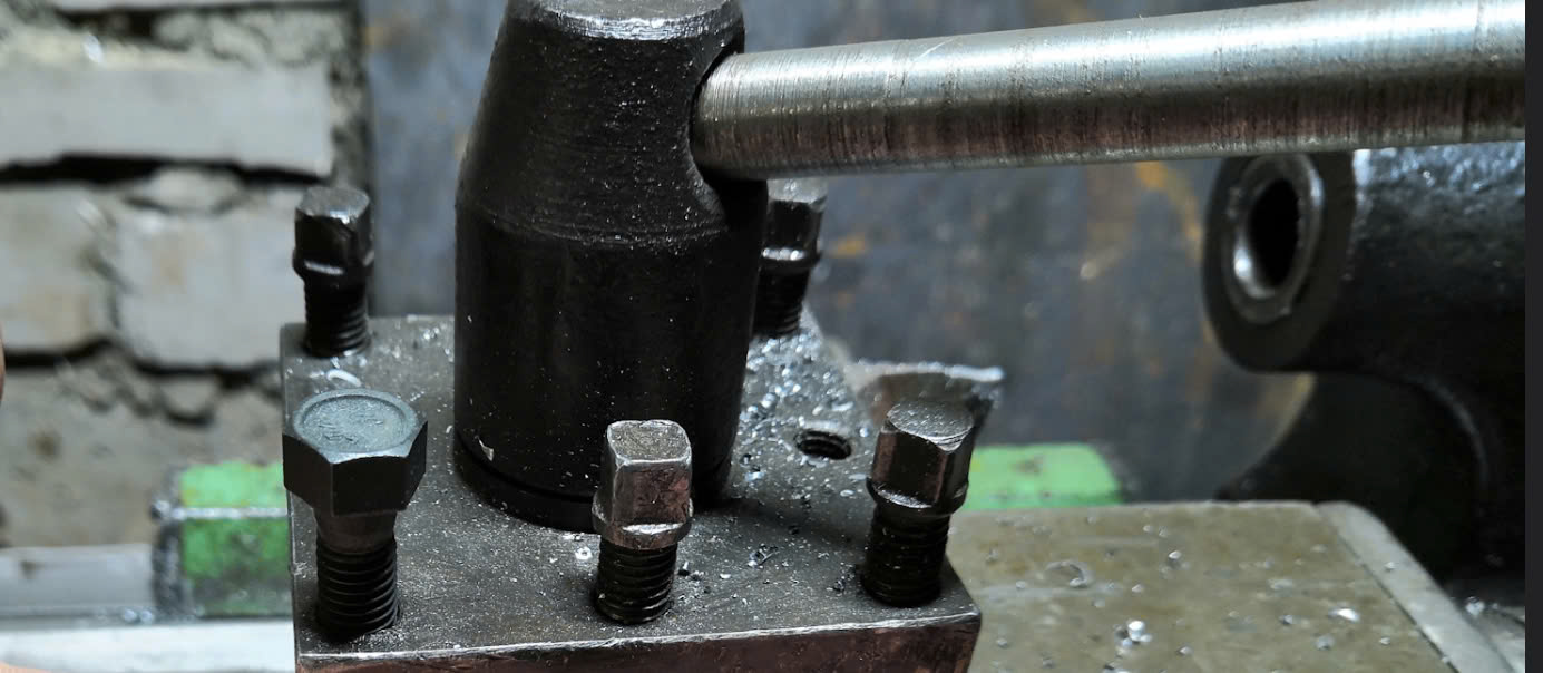 Thao tác lắp ráp bulong công nghiệp kích thước lớn