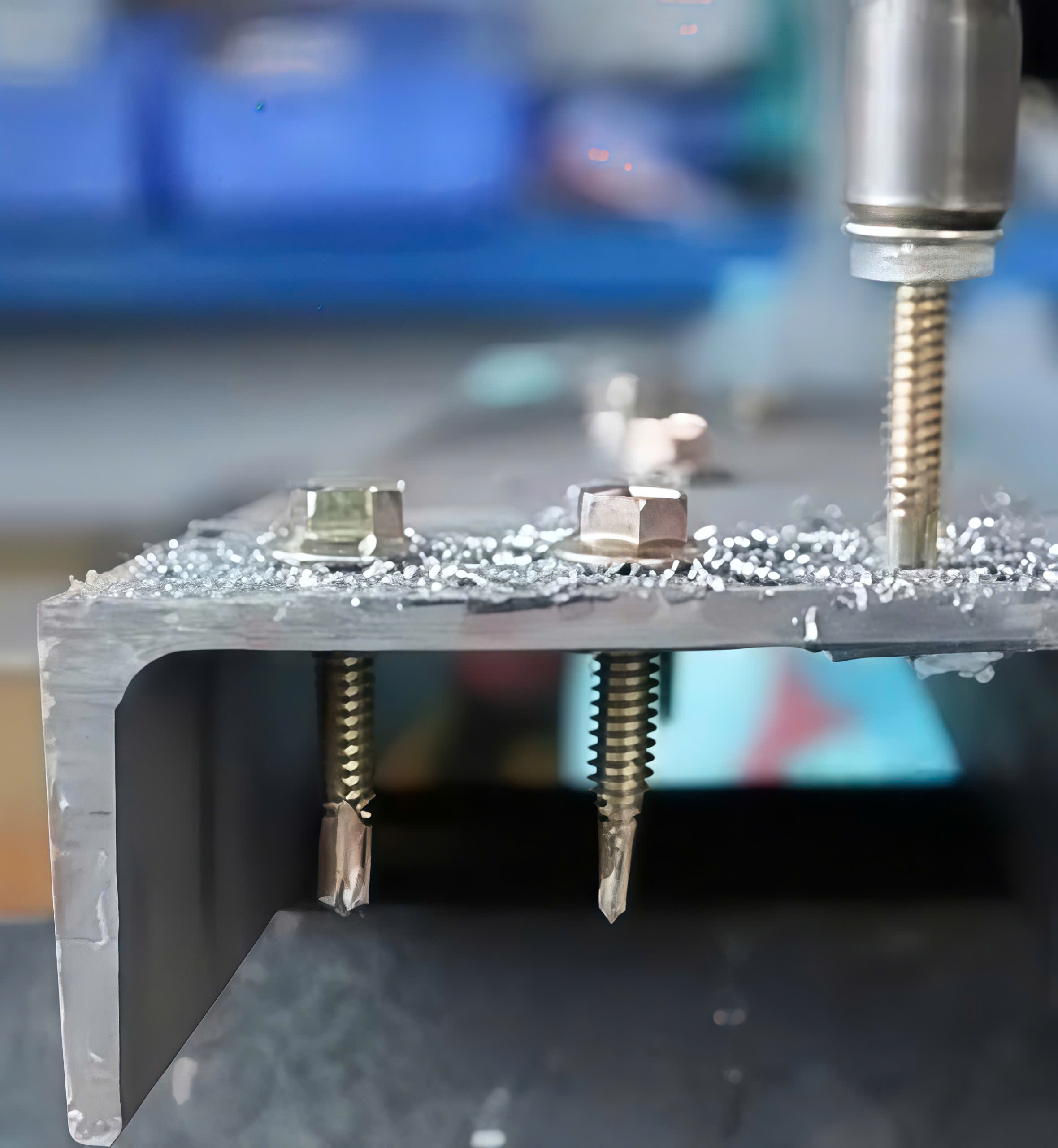  Ứng dụng của Vít tôn Dinosaur trong lợp mái tôn và liên kết khung kim loại