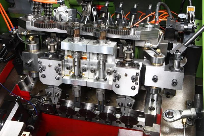 Chế tạo Thiết bị Nặng: Lắp ráp các bộ phận của động cơ điện công suất lớn, hộp số, trục quay, và bánh răng vào bệ máy. Cần đường kính lớn (M16) để cố định các bộ phận có khối lượng và lực quán tính cực lớn.