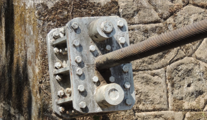 Cơ khí chế tạo: Dùng để lắp ráp khung máy, động cơ, các thiết bị công nghiệp nhẹ và các chi tiết chịu tải bên trong máy móc.