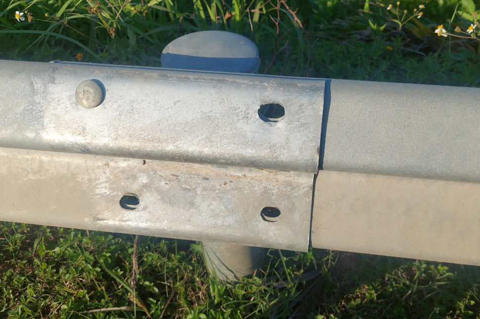 Lắp đặt lan can và Cầu thang Inox: Cố định các trụ chính, tay vịn có độ dày vật liệu lớn, đảm bảo tính thẩm mỹ và độ bền vững trong điều kiện ngoài trời.