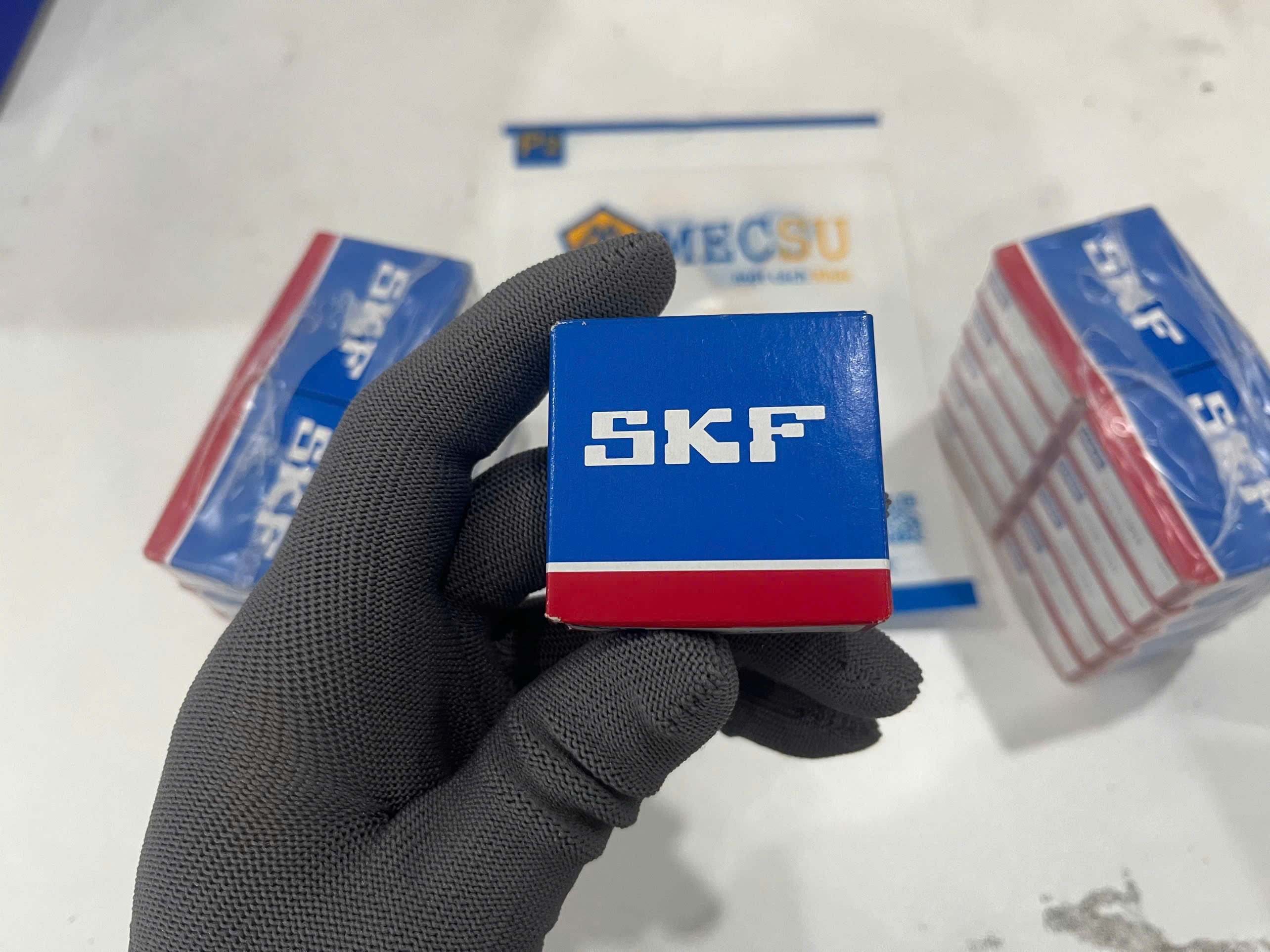 hình ảnh thực tế sắc nét vòng bi bạc đạn SKF 2 nắp chắn cao su được bán tại Mecsu