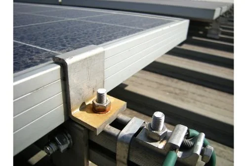Lắp đặt Tấm pin Mặt trời trên mái: Cố định các thanh ray, kẹp pin, thường phải xuyên qua khung nhôm, lớp đệm cao su và lớp vật liệu lợp mái, cần chiều dài lớn để siết chặt.