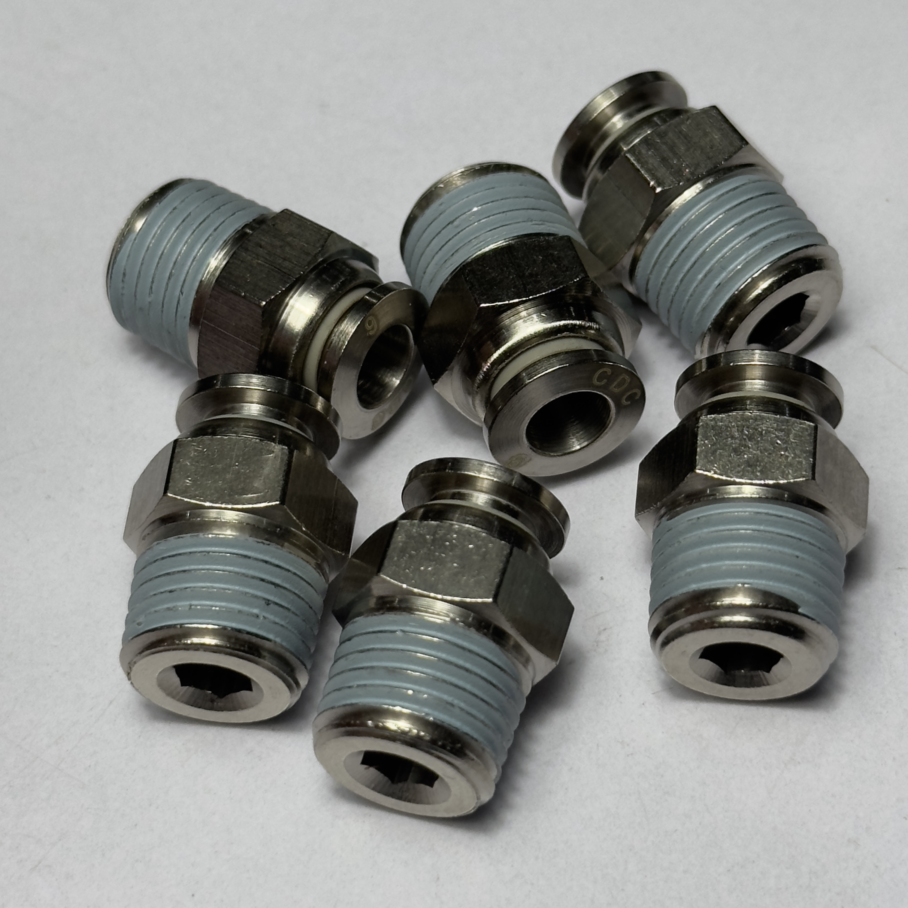 Hình ảnh cận cảnh Đầu Nối Nhanh Khí Nén Đồng CDC BPC 08R02, làm nổi bật thân đồng thau nguyên khối và lớp mạ niken sáng bóng, kết hợp ống 8mm và ren 1/4 inch