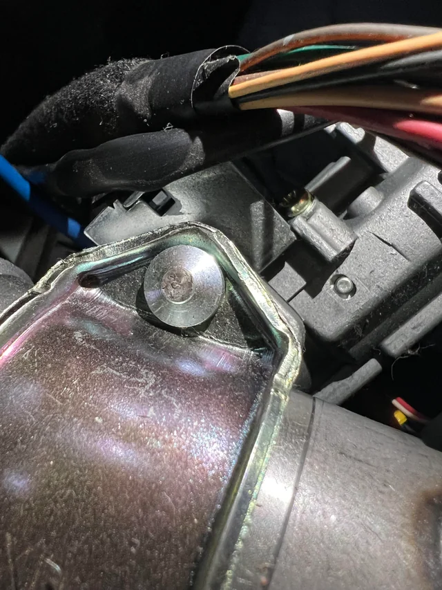 Ngành Điện Lực: Cố định các thiết bị phân phối điện, máy biến áp nặng lên các khung giá đỡ trong trạm biến áp (yêu cầu lớp bảo vệ bổ sung nếu ở ngoài trời).