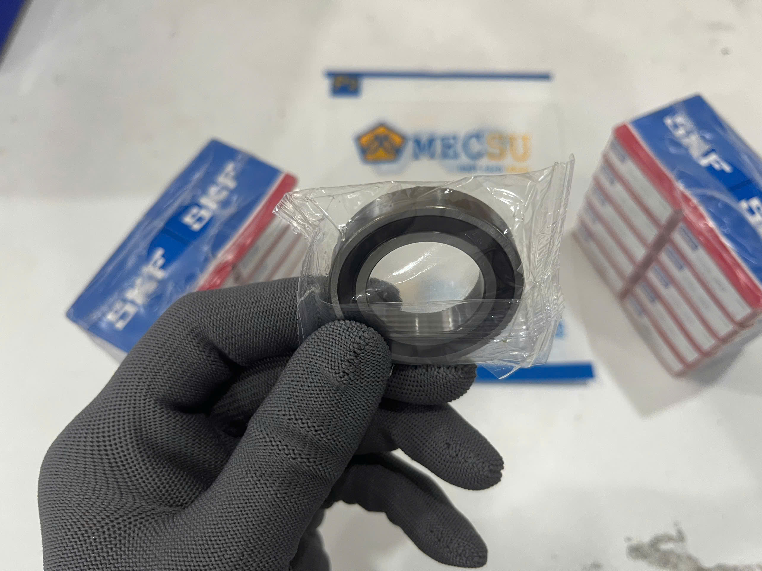 hình ảnh thực tế sắc nét vòng bi bạc đạn SKF 2 nắp chắn cao su được bán tại Mecsu