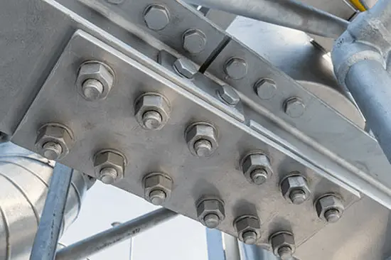 Lắp đặt Biển báo & Camera ngoài trời: Gắn các vỏ bảo vệ camera, đèn chiếu sáng, hoặc biển quảng cáo lên khung cột, cần chống gỉ do mưa, nắng.