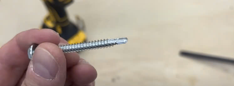 Quy trình lắp đặt Vít Đuôi Cá Đầu Col Thép Xi bằng máy khoan đúng kỹ thuật.