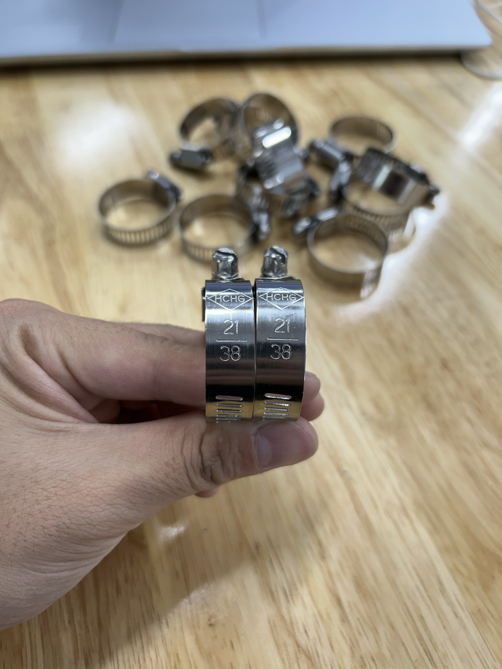 Alternative view of Cổ Dê Vặn Vít Inox 201 Cho Ống Từ 21-38mm