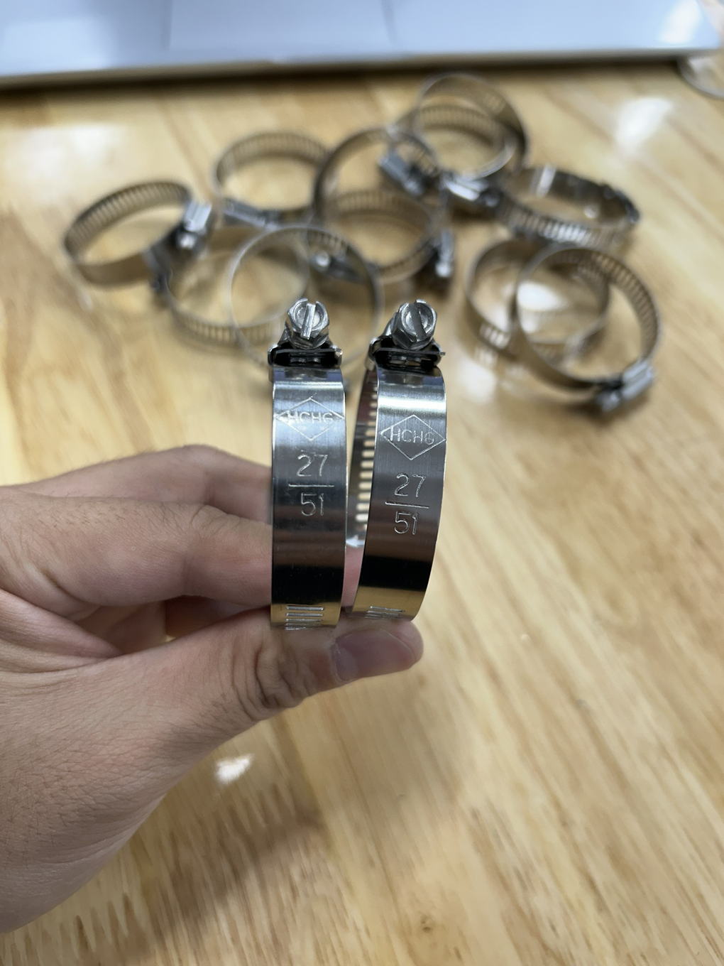 Alternative view of Cổ Dê Vặn Vít Inox 201 Cho Ống Từ 27-51mm