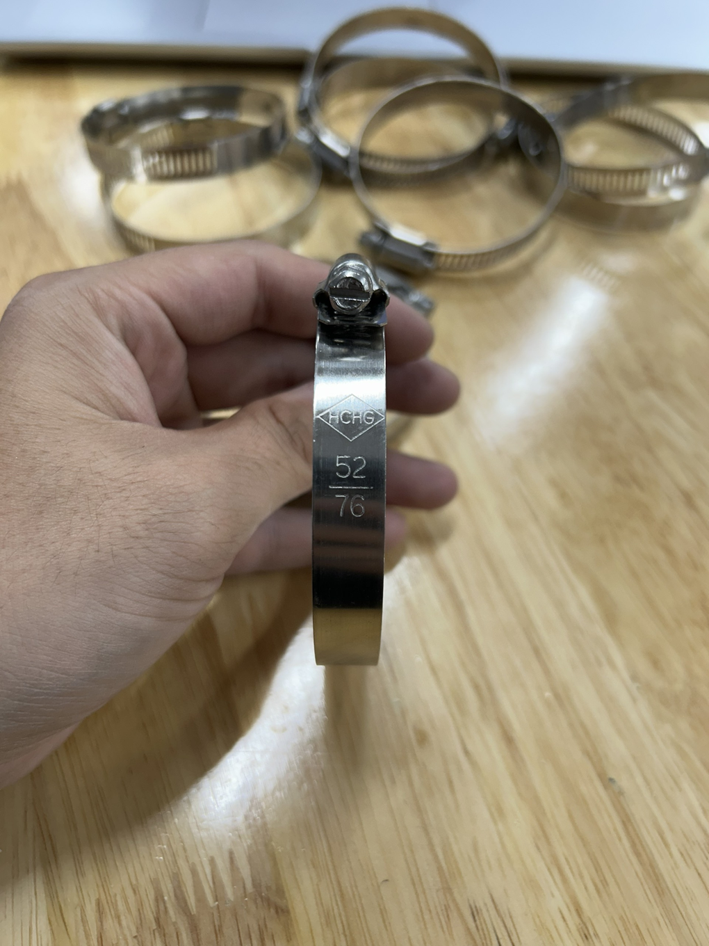 Alternative view of Cổ Dê Vặn Vít Inox 201 Cho Ống Từ 52-76mm