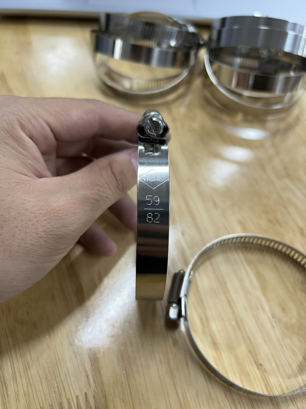 Alternative view of Cổ Dê Vặn Vít Inox 201 Cho Ống Từ 59-82mm