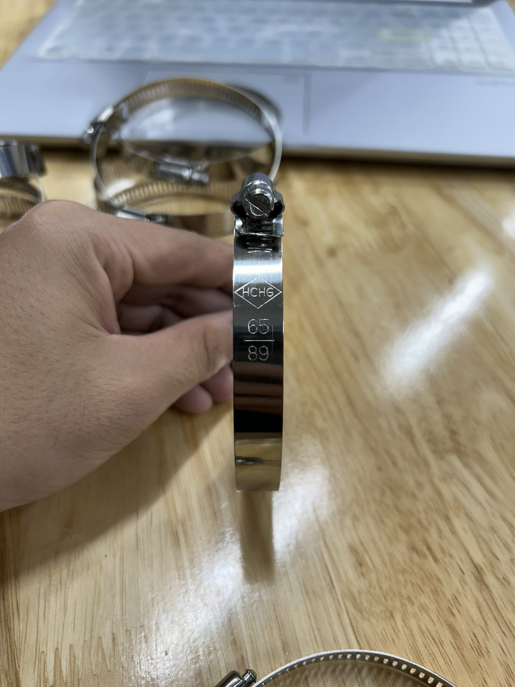 Alternative view of Cổ Dê Vặn Vít Inox 201 Cho Ống Từ 65-89mm