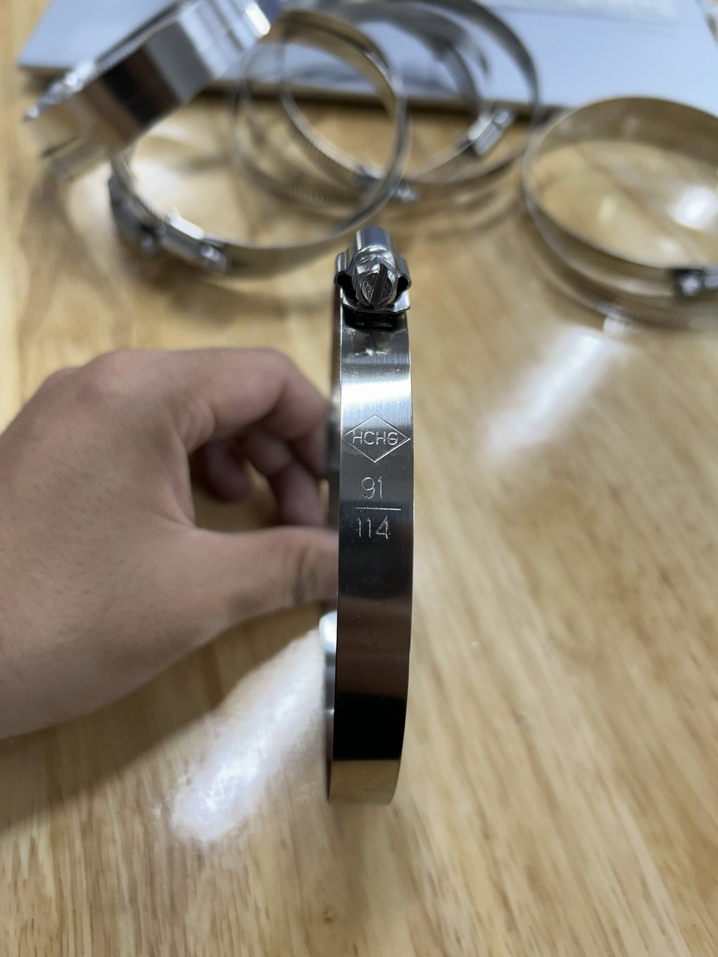 Alternative view of Cổ Dê Vặn Vít Inox 201 Cho Ống Từ 91-114mm