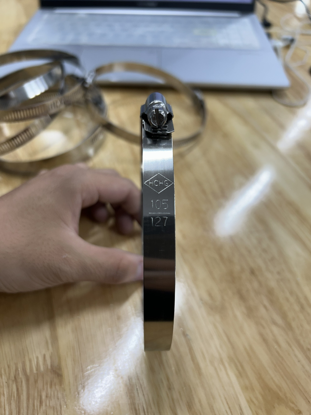 Alternative view of Cổ Dê Vặn Vít Inox 201 Cho Ống Từ 105-127mm