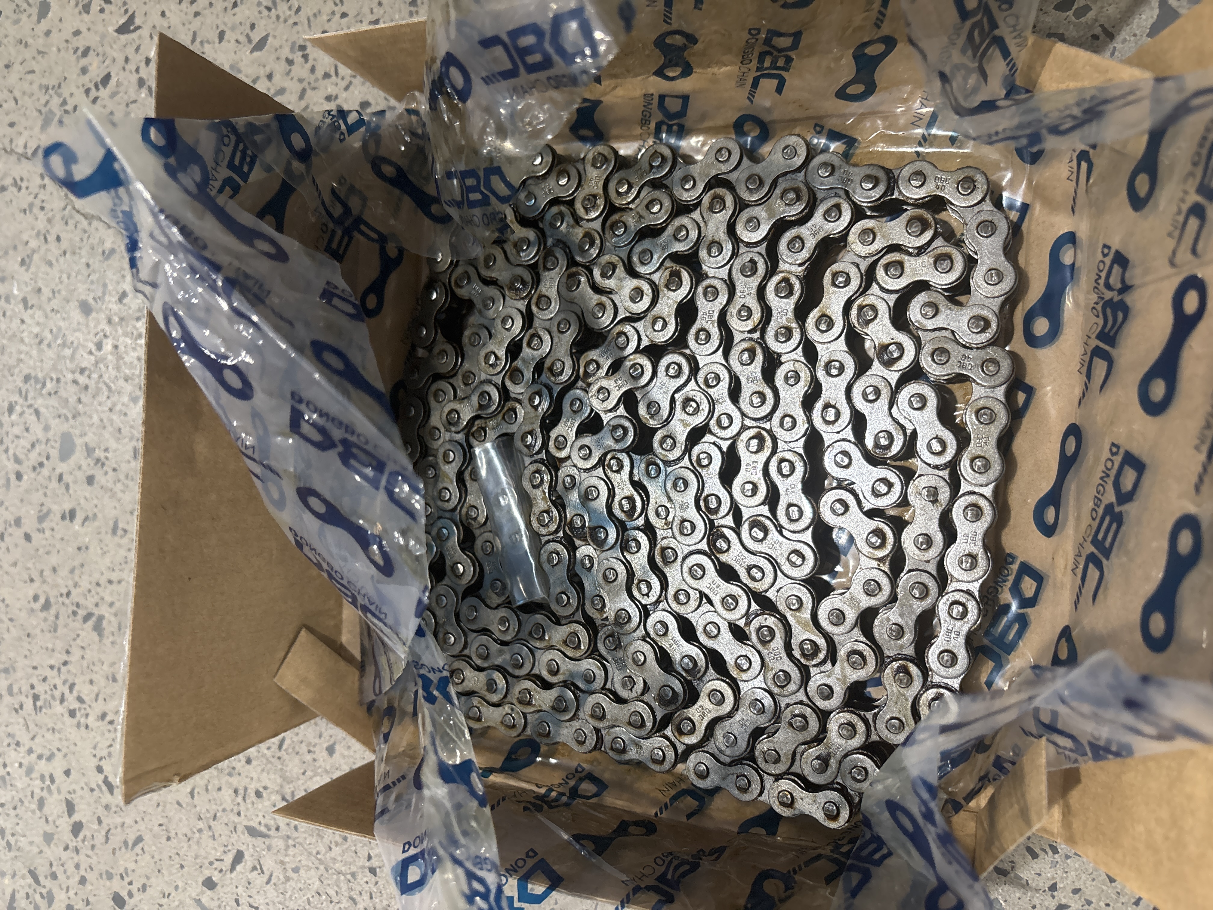 Alternative view of Xích Đơn DongBo DBC 40-1  Bước 12.7 (Hộp 3.048 mét)