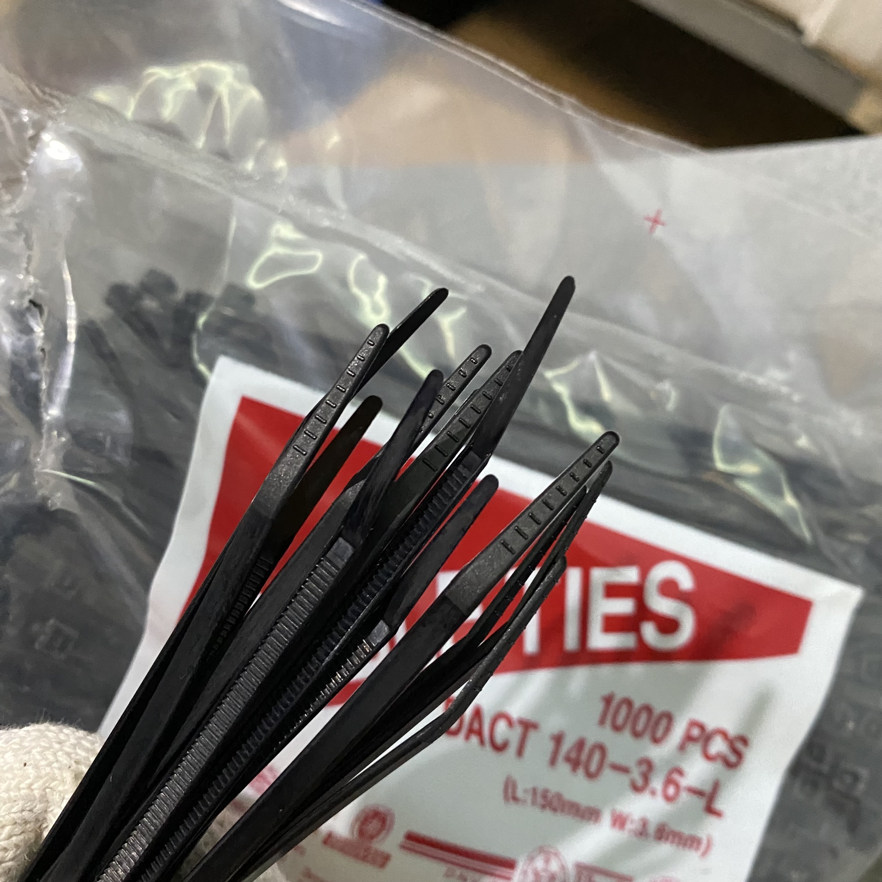 Dây Rút Nhựa Chống Tia UV Màu Đen DONG-A 140x3.6mm (1000 Sợi/Bịch)